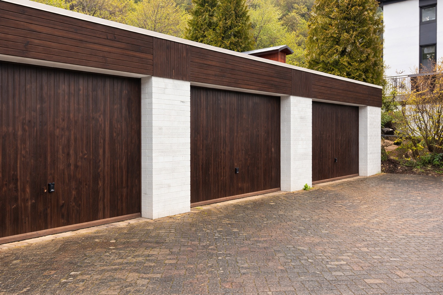 Garage auf dem Gelände